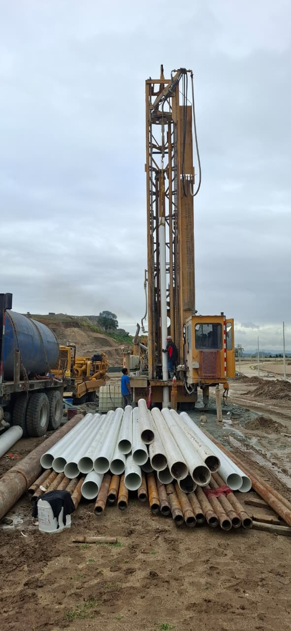 Ademe para pozos de PVC junto a un equipo de perforación en un proyecto de agua potable de Esabep